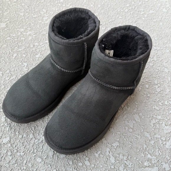 UGG Women's Classic Mini Boot in Black Size 6 - Picture 4 of 12
